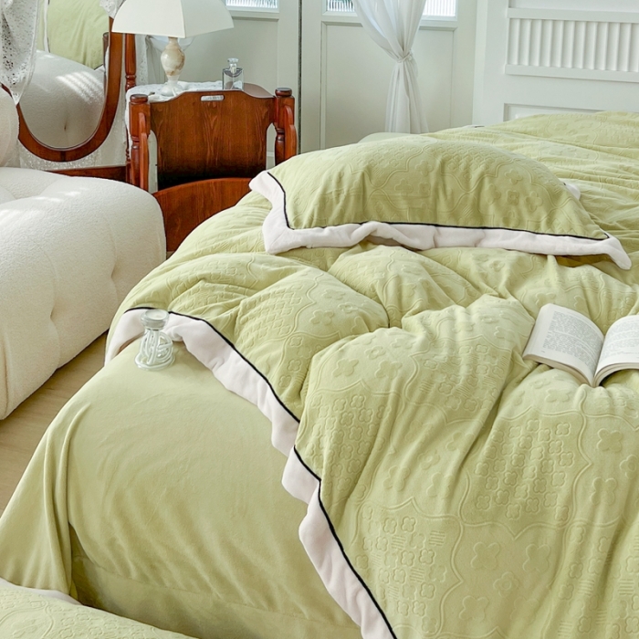 91家纺网 家纺一手货源 找家纺 玛奇朵新款全消光云芙雕花绒四件套-西雅图-场景1 西雅图-绿