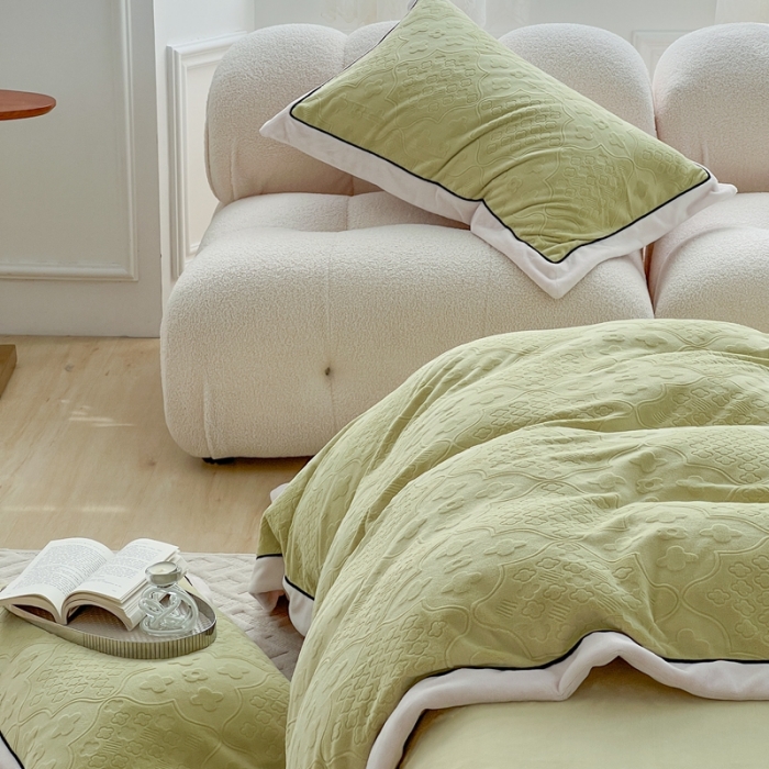 91家纺网 家纺一手货源 找家纺 玛奇朵新款全消光云芙雕花绒四件套-西雅图-场景1 西雅图-绿