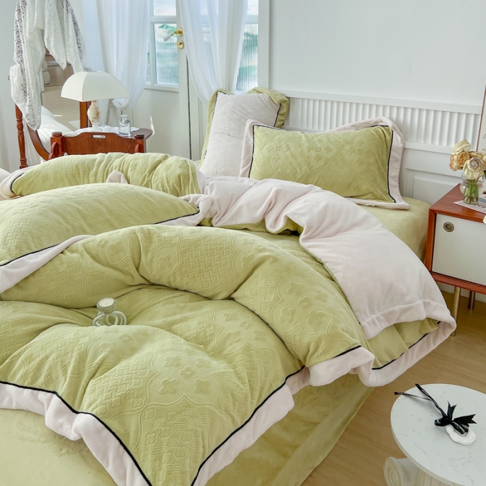 91家纺网 家纺一手货源 找家纺 玛奇朵新款全消光云芙雕花绒四件套-西雅图-场景1 西雅图-绿