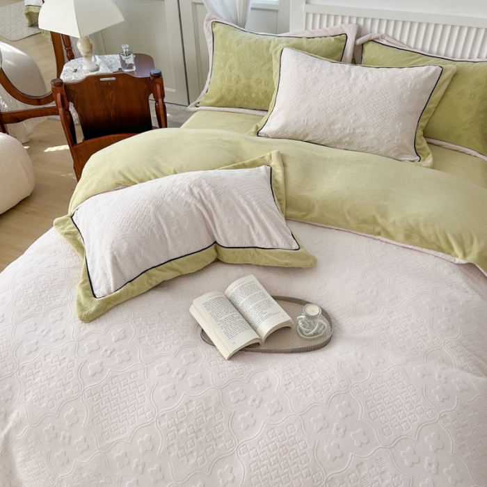 91家纺网 家纺一手货源 找家纺 玛奇朵 全消光云芙雕花绒四件套-西雅图-场景1 西雅图-米白