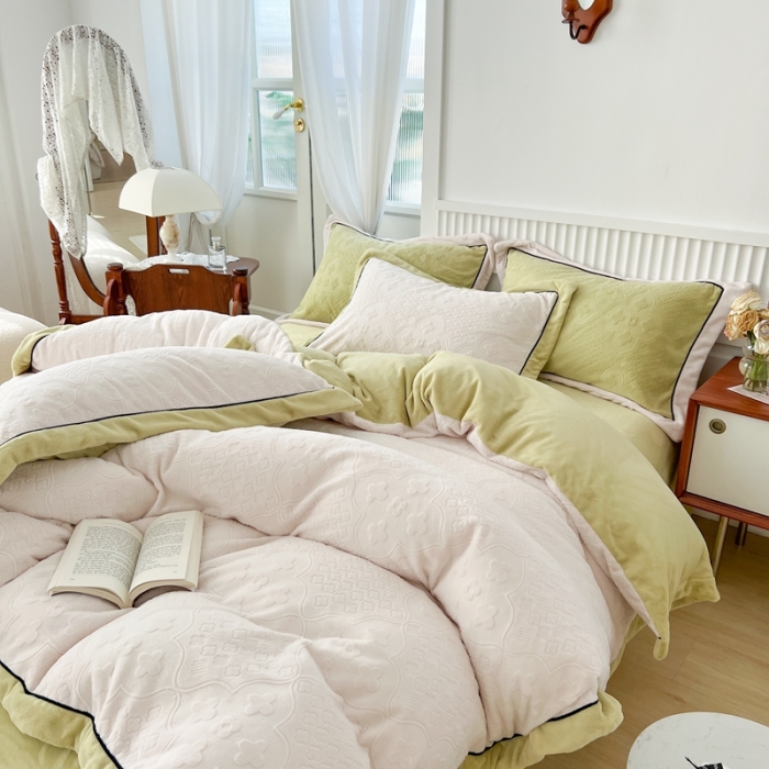 91家纺网 家纺一手货源 找家纺 玛奇朵 全消光云芙雕花绒四件套-西雅图-场景1 西雅图-米白