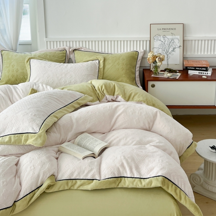 91家纺网 家纺一手货源 找家纺 玛奇朵 全消光云芙雕花绒四件套-西雅图-场景1 西雅图-米白