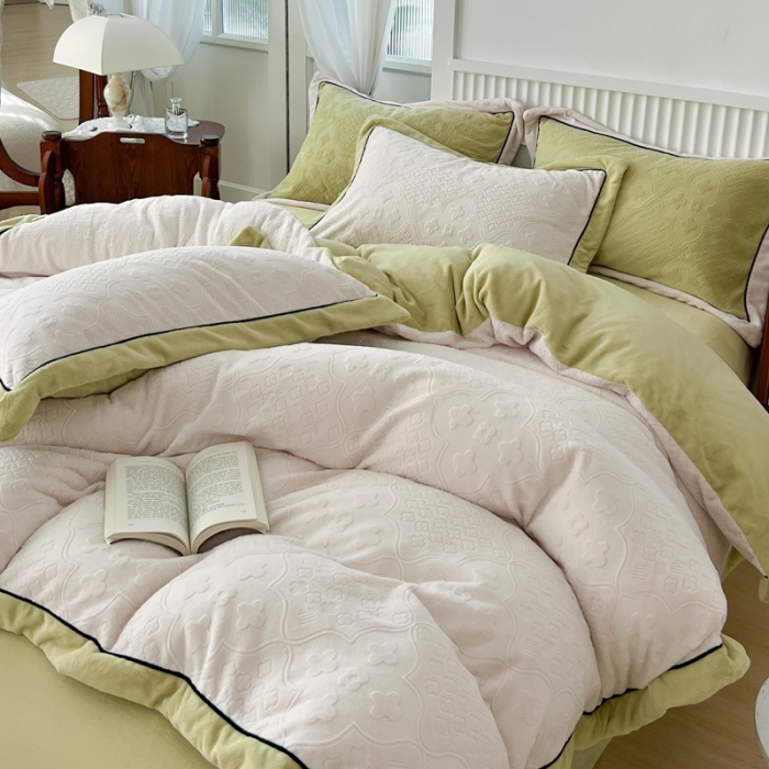 91家纺网 家纺一手货源 找家纺 玛奇朵 全消光云芙雕花绒四件套-西雅图-场景1 西雅图-米白