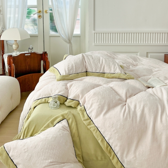 91家纺网 家纺一手货源 找家纺 玛奇朵 全消光云芙雕花绒四件套-西雅图-场景1 西雅图-米白