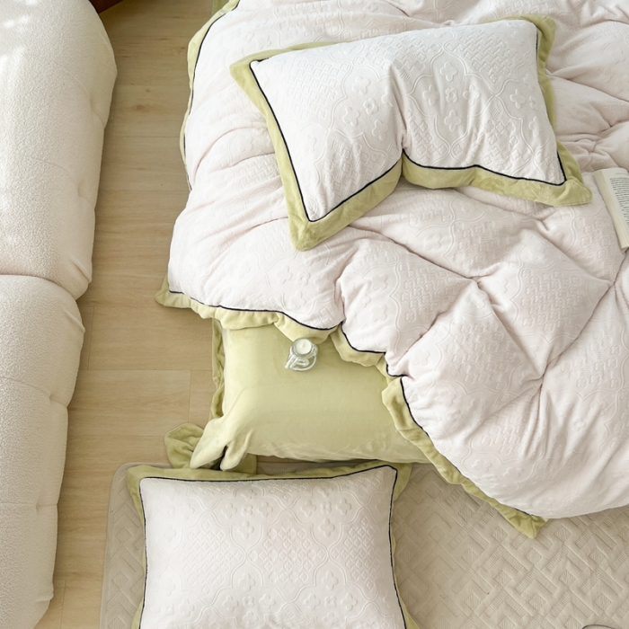 91家纺网 家纺一手货源 找家纺 玛奇朵 全消光云芙雕花绒四件套-西雅图-场景1 西雅图-米白