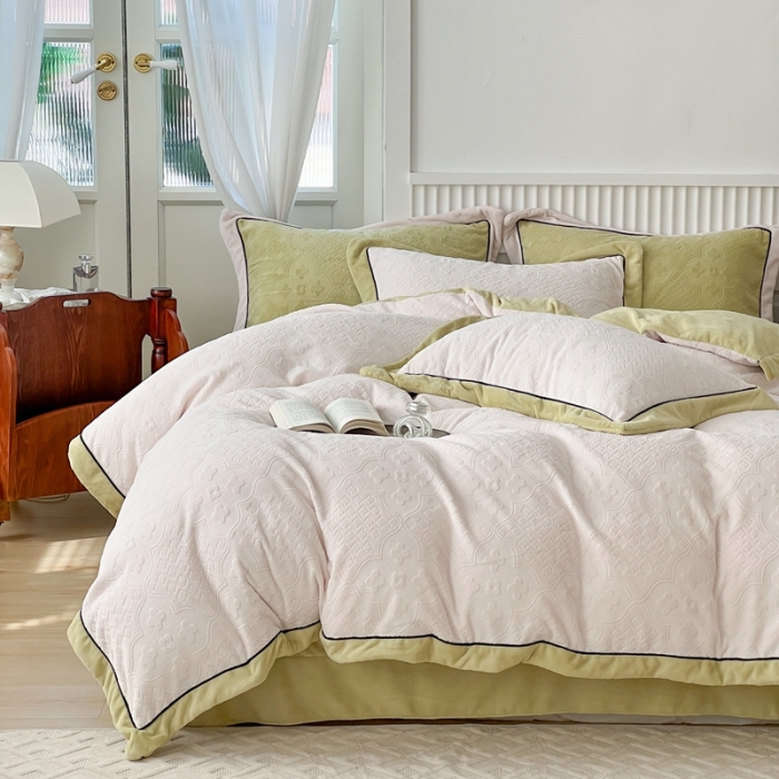 91家纺网 家纺一手货源 找家纺 玛奇朵 全消光云芙雕花绒四件套-西雅图-场景1 西雅图-米白