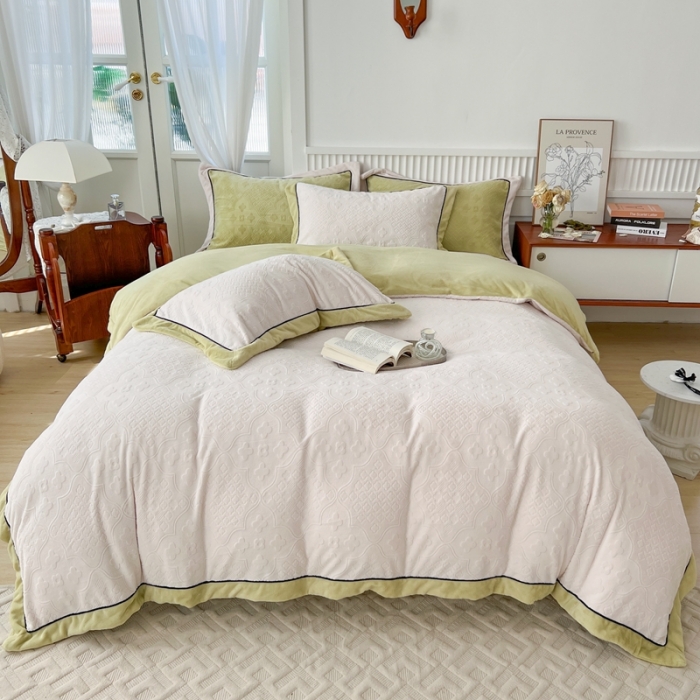 91家纺网 家纺一手货源 找家纺 玛奇朵 全消光云芙雕花绒四件套-西雅图-场景1 西雅图-米白