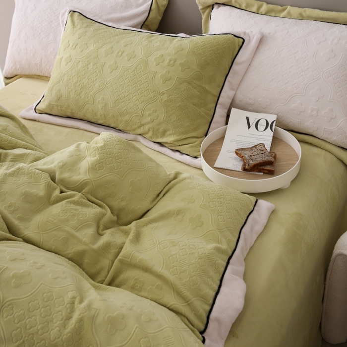 91家纺网 家纺一手货源 找家纺 总玛奇朵 2022新款全消光云芙雕花绒四件套-西雅图-场景2