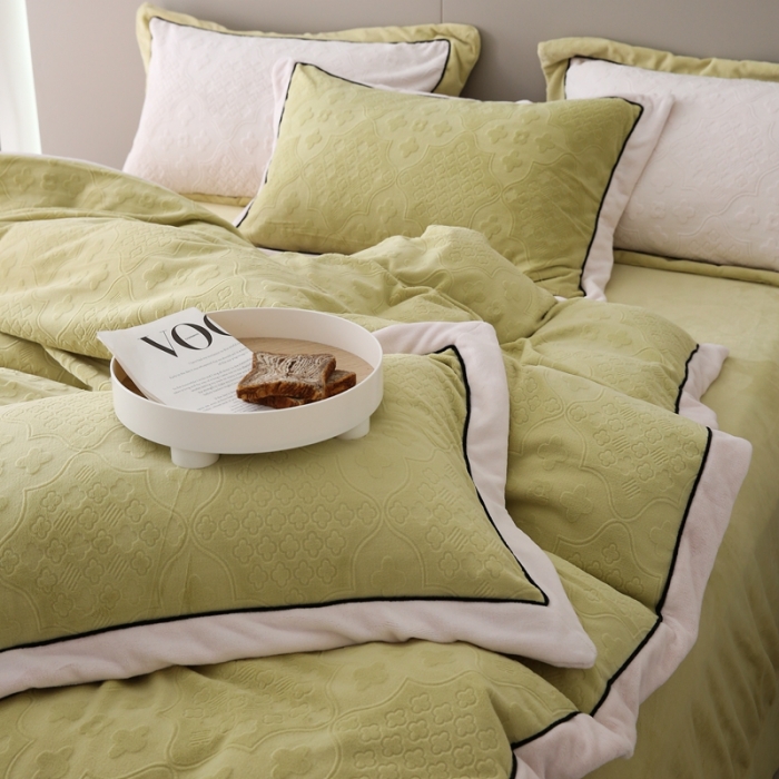 91家纺网 家纺一手货源 找家纺 总玛奇朵 2022新款全消光云芙雕花绒四件套-西雅图-场景2