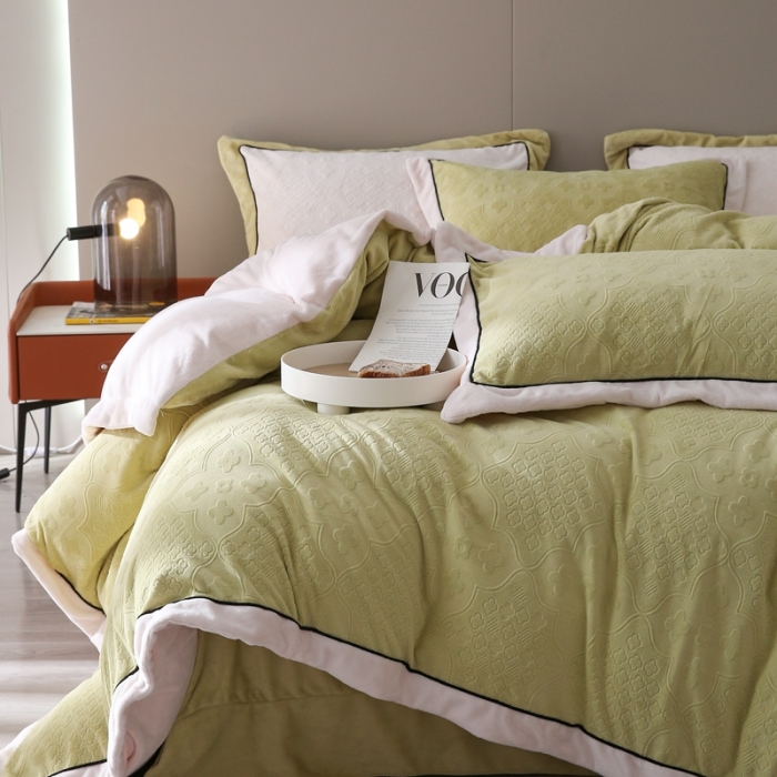 91家纺网 家纺一手货源 找家纺 总玛奇朵 2022新款全消光云芙雕花绒四件套-西雅图-场景2