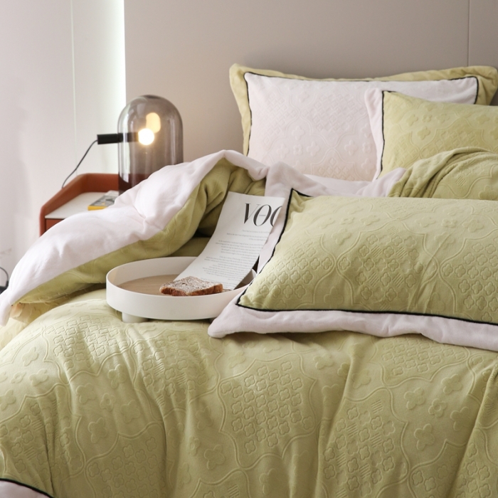 91家纺网 家纺一手货源 找家纺 总玛奇朵 2022新款全消光云芙雕花绒四件套-西雅图-场景2