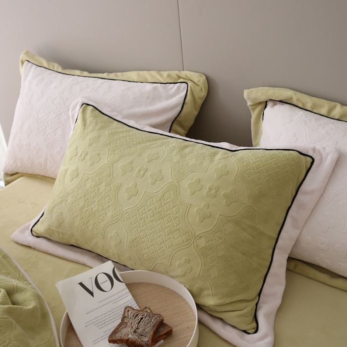 91家纺网 家纺一手货源 找家纺 玛奇朵 全消光云芙雕花绒四件套-西雅图-场景2 西雅图-绿