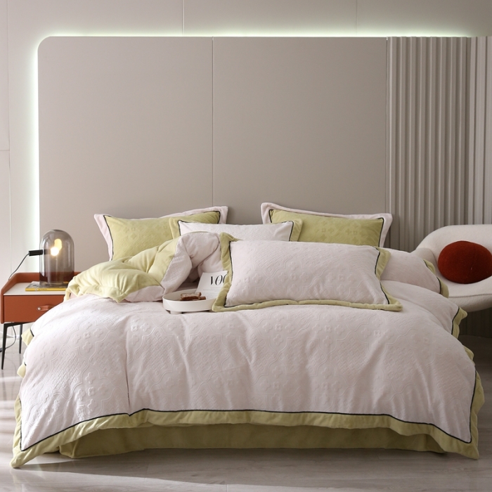 91家纺网 家纺一手货源 找家纺 玛奇朵 全消光云芙雕花绒四件套-西雅图-场景2 西雅图-米白