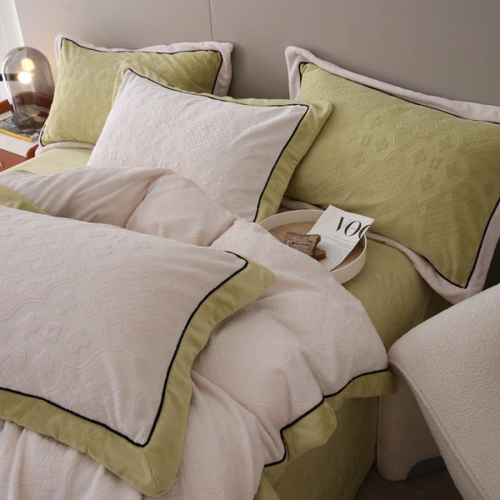 91家纺网 家纺一手货源 找家纺 玛奇朵 全消光云芙雕花绒四件套-西雅图-场景2 西雅图-米白