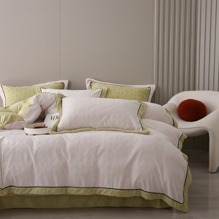 91家纺网 家纺一手货源 找家纺 玛奇朵 全消光云芙雕花绒四件套-西雅图-场景2 西雅图-米白