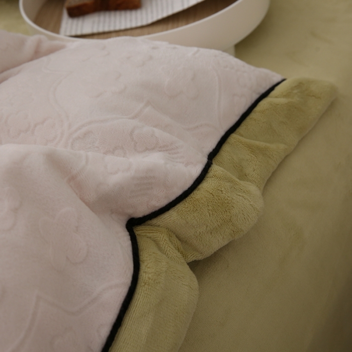 91家纺网 家纺一手货源 找家纺 玛奇朵 全消光云芙雕花绒四件套-西雅图-场景2 西雅图-米白