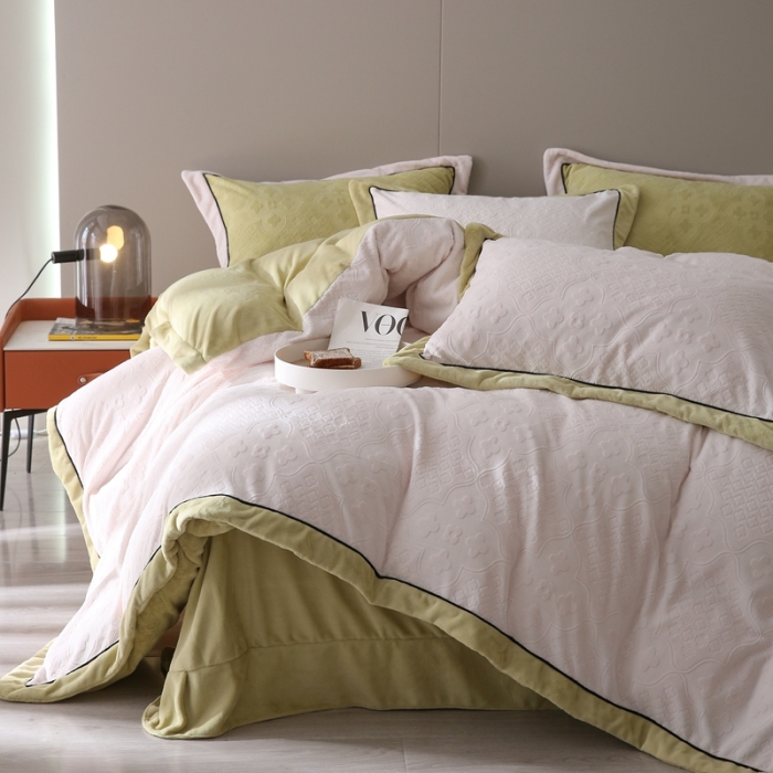 91家纺网 家纺一手货源 找家纺 玛奇朵 全消光云芙雕花绒四件套-西雅图-场景2 西雅图-米白