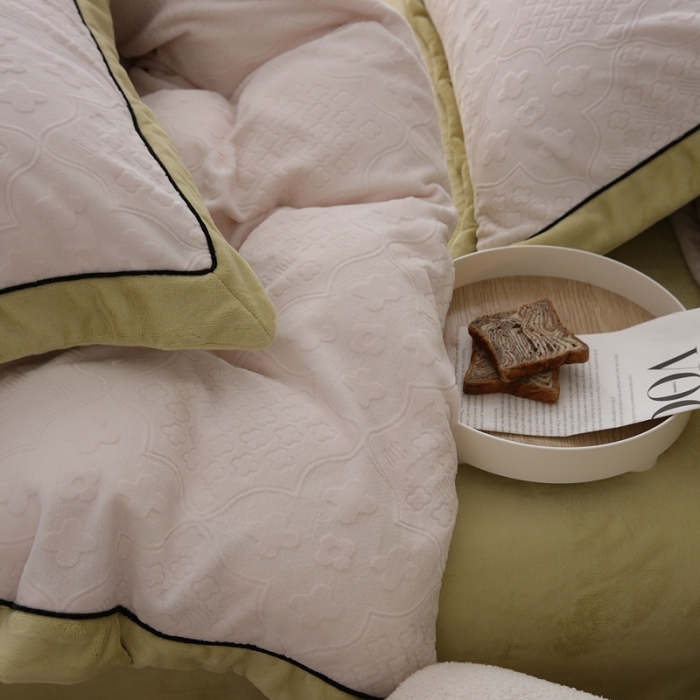 91家纺网 家纺一手货源 找家纺 玛奇朵 全消光云芙雕花绒四件套-西雅图-场景2 西雅图-米白