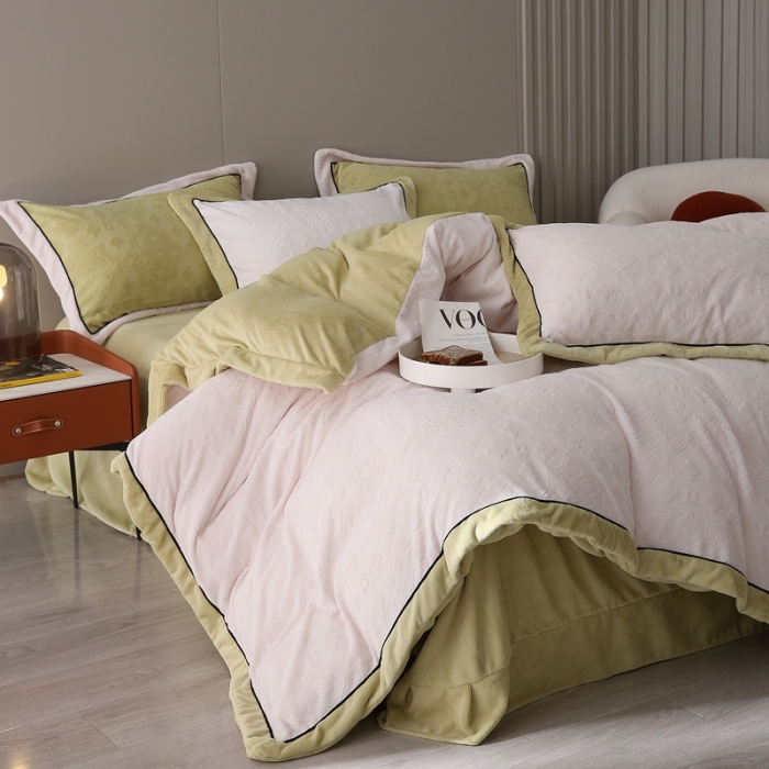 91家纺网 家纺一手货源 找家纺 玛奇朵 全消光云芙雕花绒四件套-西雅图-场景2 西雅图-米白