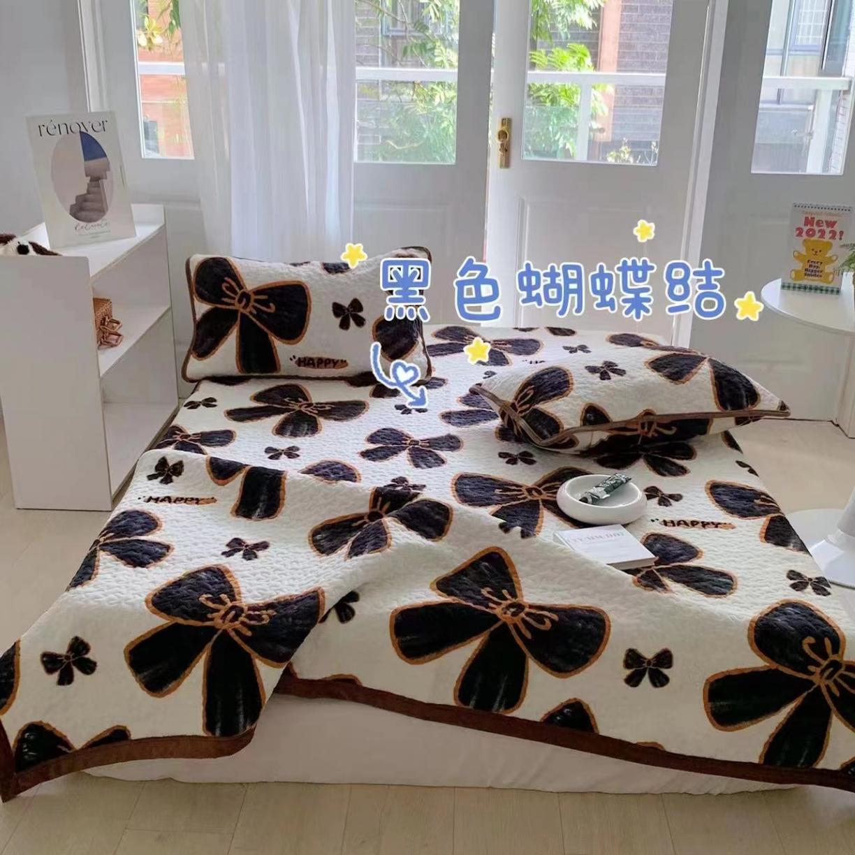 91家纺网 家纺一手货源 找家纺 赫梵茜2022新款秋冬必入牛奶绒床盖床盖 黑色蝴蝶结