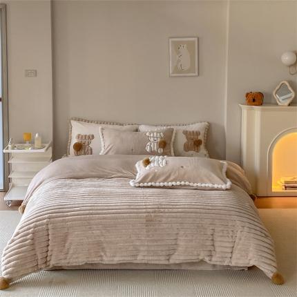 91家纺网 家纺一手货源 找家纺 桔子2022新款四件套系列条纹兔兔绒 熊多多-驼