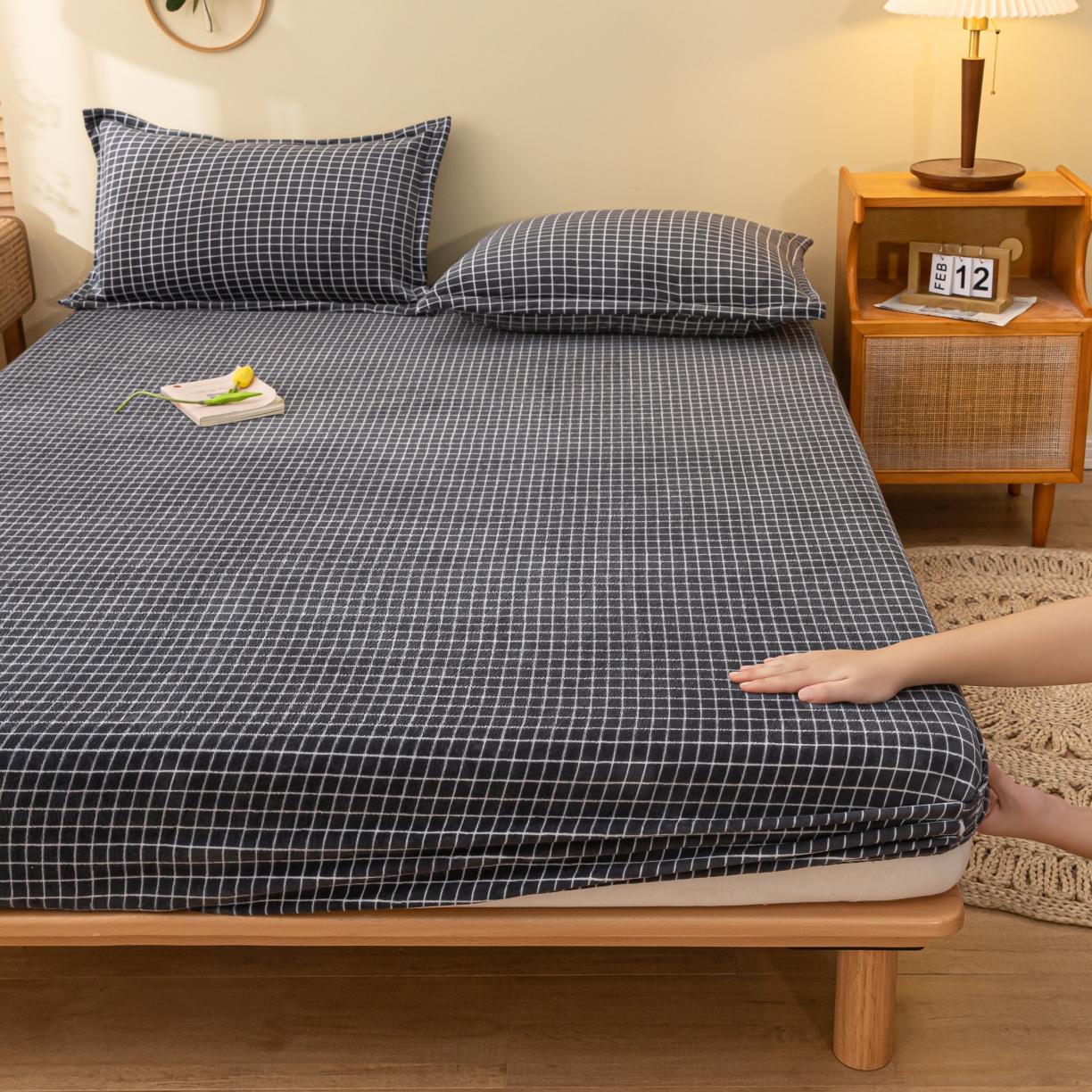 91家纺网 家纺一手货源 找家纺 春寻家纺 2022新款加厚牛奶绒床笠 黑白小格