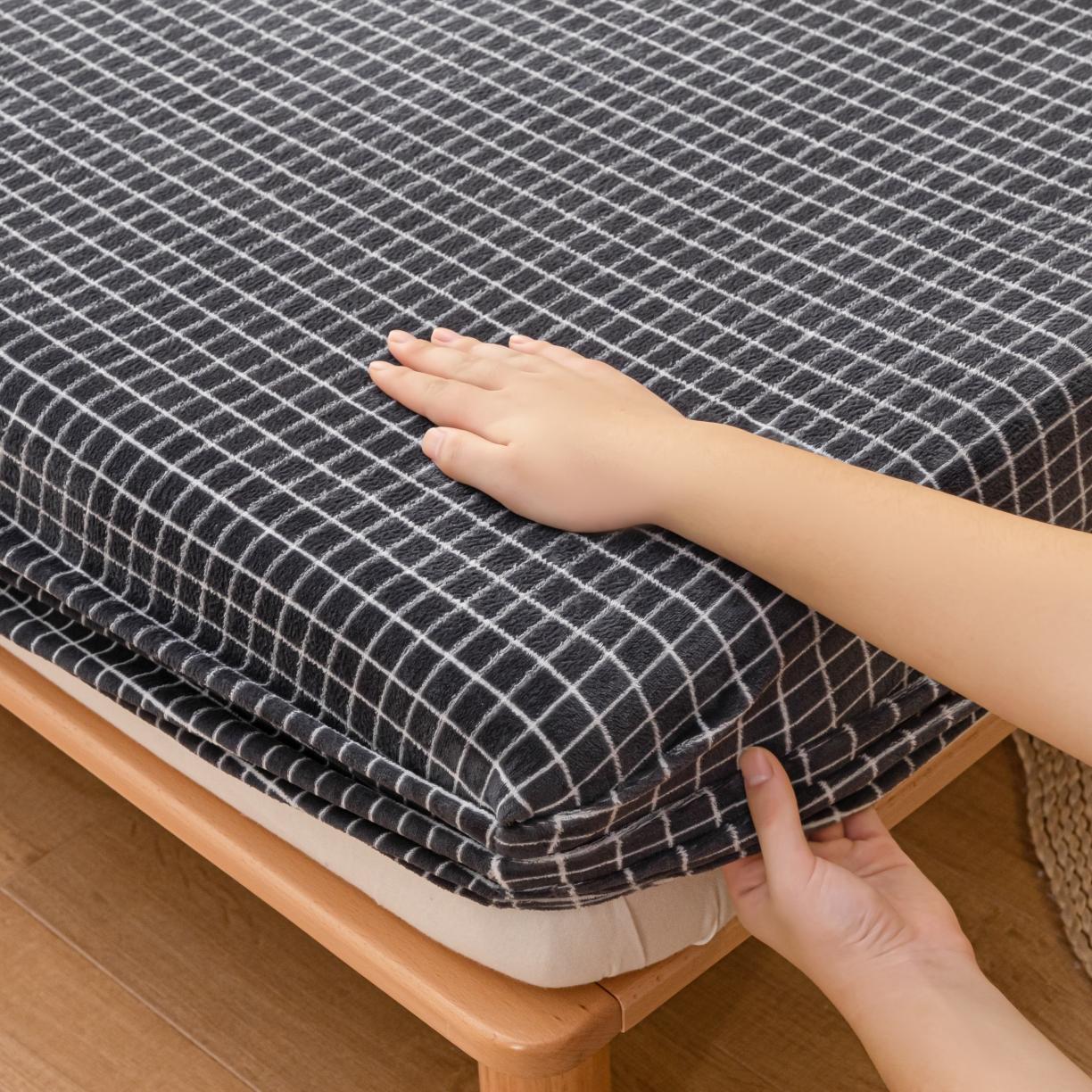 91家纺网 家纺一手货源 找家纺 春寻家纺 2022新款加厚牛奶绒床笠 黑白小格