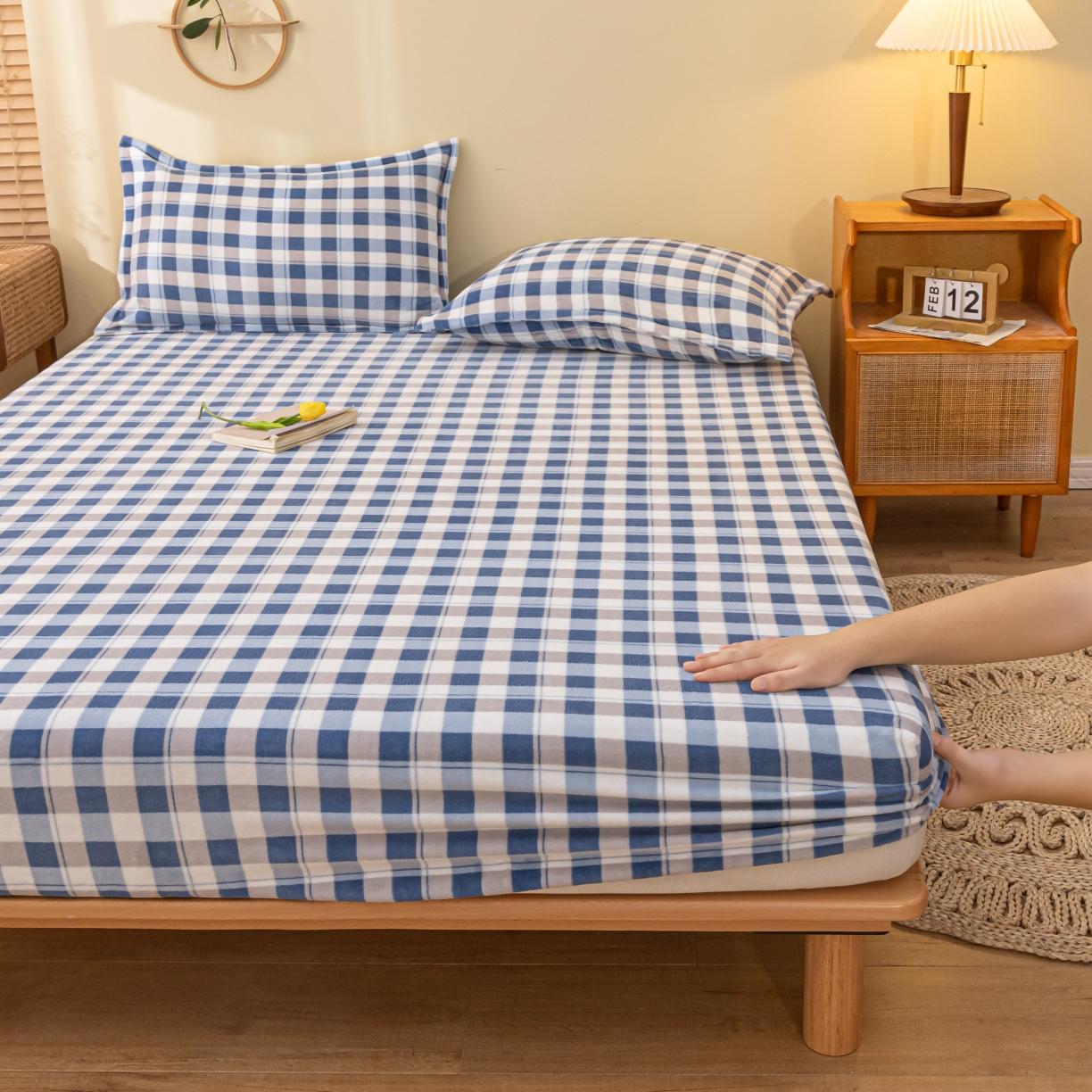 91家纺网 家纺一手货源 找家纺 春寻家纺 2022新款加厚牛奶绒床笠 蓝白格