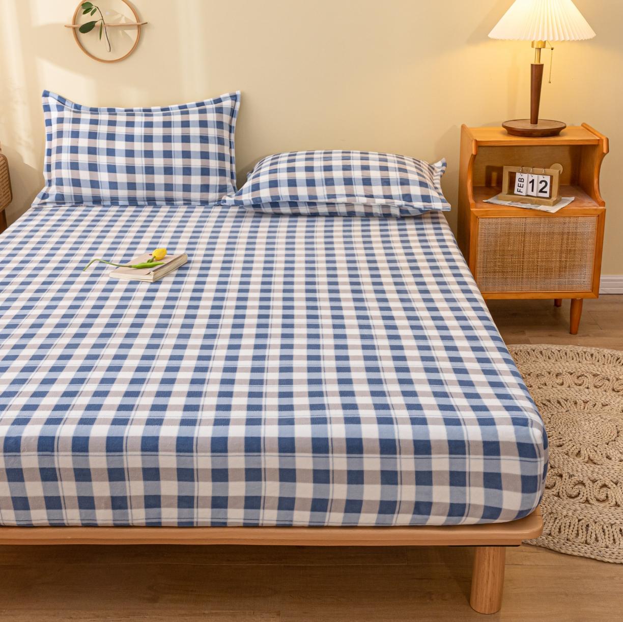 91家纺网 家纺一手货源 找家纺 春寻家纺 2022新款加厚牛奶绒床笠 蓝白格