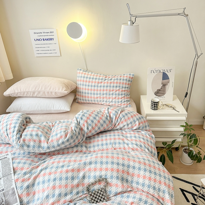 91家纺网 家纺一手货源 找家纺 怡家居2022新款高克重牛奶绒千鸟格纯色混搭四件套 千鸟格粉