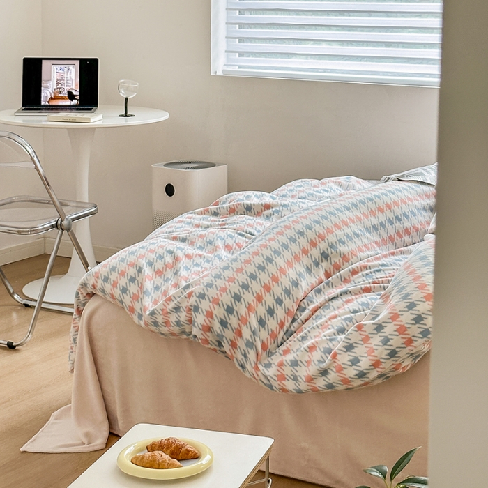 91家纺网 家纺一手货源 找家纺 怡家居2022新款高克重牛奶绒千鸟格纯色混搭四件套 千鸟格粉