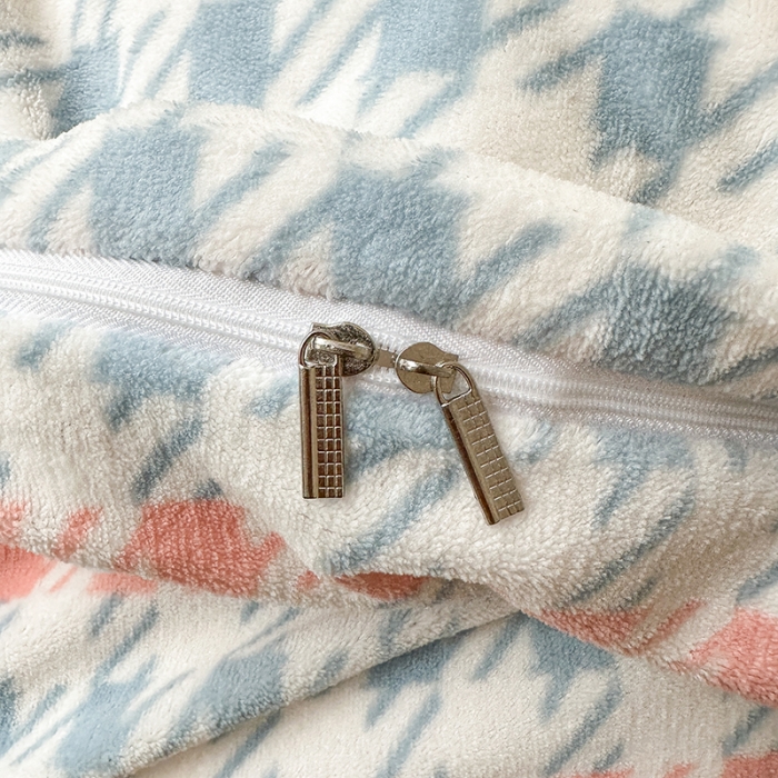 91家纺网 家纺一手货源 找家纺 怡家居2022新款高克重牛奶绒千鸟格纯色混搭四件套 千鸟格粉