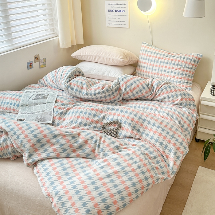 91家纺网 家纺一手货源 找家纺 怡家居2022新款高克重牛奶绒千鸟格纯色混搭四件套 千鸟格粉