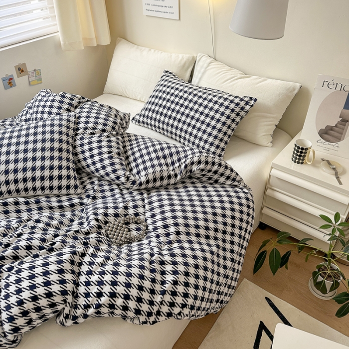91家纺网 家纺一手货源 找家纺 怡家居2022新款高克重牛奶绒千鸟格纯色混搭四件套 千鸟格黑
