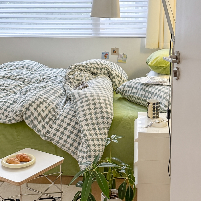 91家纺网 家纺一手货源 找家纺 怡家居2022新款高克重牛奶绒千鸟格纯色混搭四件套 千鸟格绿