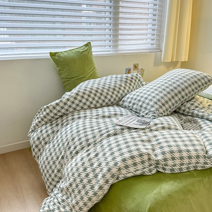 91家纺网 家纺一手货源 找家纺 怡家居2022新款高克重牛奶绒千鸟格纯色混搭四件套 千鸟格绿