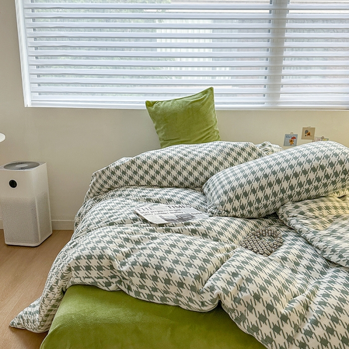 91家纺网 家纺一手货源 找家纺 怡家居2022新款高克重牛奶绒千鸟格纯色混搭四件套 千鸟格绿