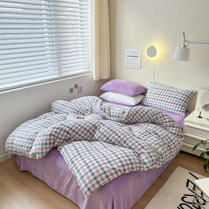 91家纺网 家纺一手货源 找家纺 怡家居2022新款高克重牛奶绒千鸟格纯色混搭四件套 千鸟格紫