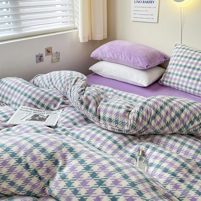 91家纺网 家纺一手货源 找家纺 怡家居2022新款高克重牛奶绒千鸟格纯色混搭四件套 千鸟格紫