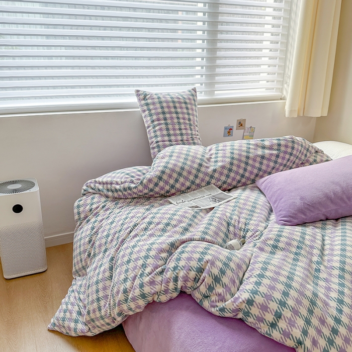 91家纺网 家纺一手货源 找家纺 怡家居2022新款高克重牛奶绒千鸟格纯色混搭四件套 千鸟格紫