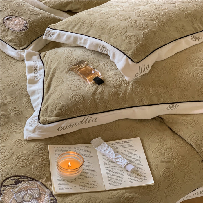 91家纺网 家纺一手货源 找家纺 （总）星野2022新款雕花绒牛奶绒全消光四件套-山茶—抹茶绿