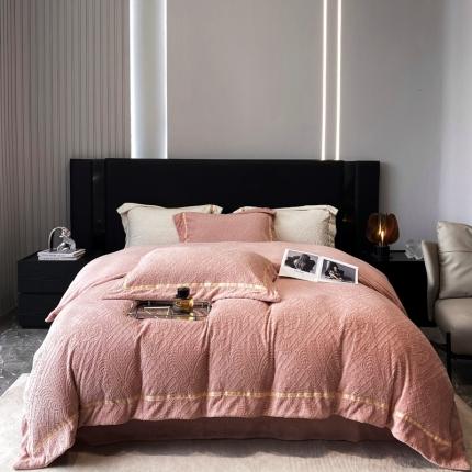 91家纺网 家纺一手货源 找家纺 （总）朵美 2022新款雕花保暖绒四件套-宽边织带款