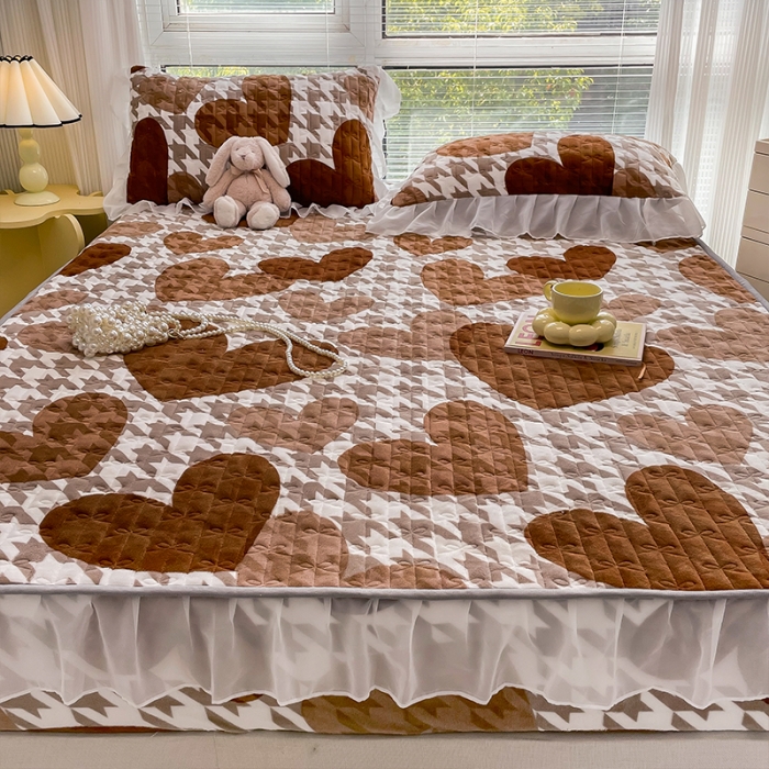 91家纺网 家纺一手货源 找家纺 安哆啦 2022新款绗缝加厚磨毛夹棉花边牛奶绒床笠 爱心千鸟格