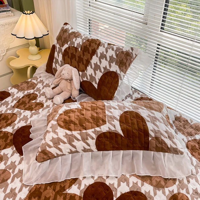 91家纺网 家纺一手货源 找家纺 安哆啦 2022新款绗缝加厚磨毛夹棉花边牛奶绒床笠 爱心千鸟格