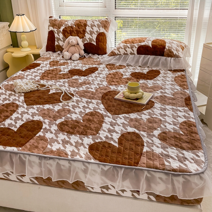 91家纺网 家纺一手货源 找家纺 安哆啦 2022新款绗缝加厚磨毛夹棉花边牛奶绒床笠 爱心千鸟格