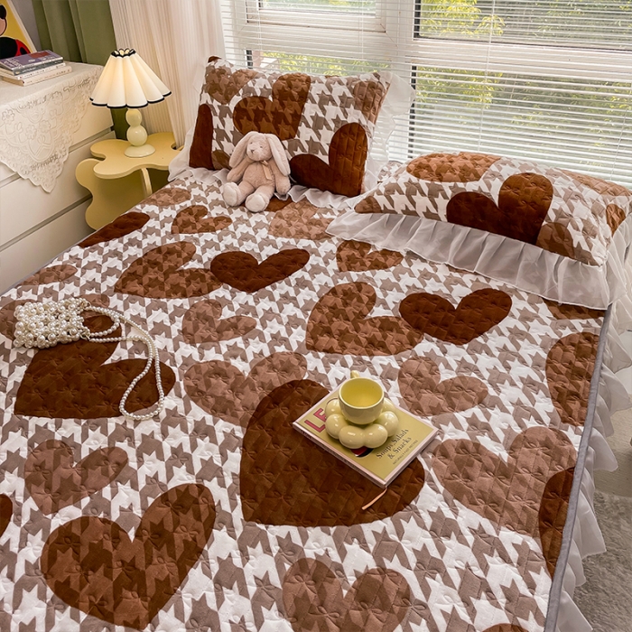 91家纺网 家纺一手货源 找家纺 安哆啦 2022新款绗缝加厚磨毛夹棉花边牛奶绒床笠 爱心千鸟格