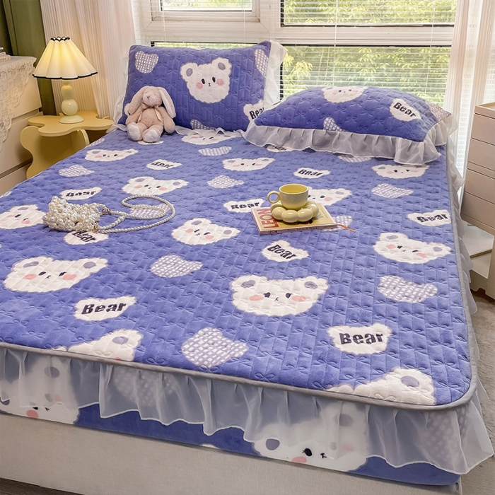 91家纺网 家纺一手货源 找家纺 安哆啦 2022新款绗缝加厚磨毛夹棉花边牛奶绒床笠 饼干小熊仔