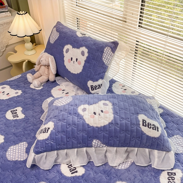 91家纺网 家纺一手货源 找家纺 安哆啦 2022新款绗缝加厚磨毛夹棉花边牛奶绒床笠 饼干小熊仔