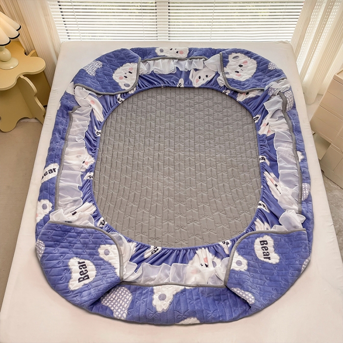 91家纺网 家纺一手货源 找家纺 安哆啦 2022新款绗缝加厚磨毛夹棉花边牛奶绒床笠 饼干小熊仔