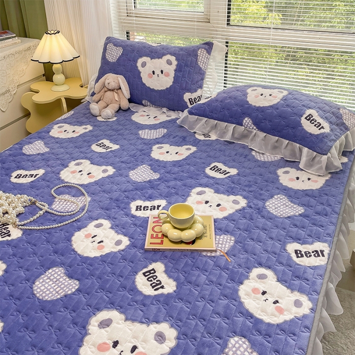 91家纺网 家纺一手货源 找家纺 安哆啦 2022新款绗缝加厚磨毛夹棉花边牛奶绒床笠 饼干小熊仔